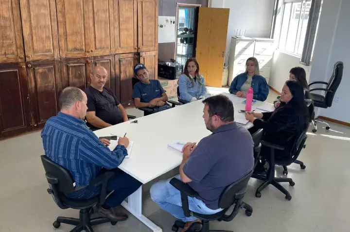 Prefeito se reúne com equipe da Agricultura e Meio Ambiente para alinhar ações no setor rural