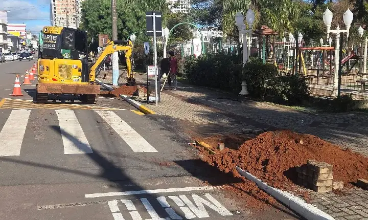 Prefeitura de Campos Novos inicia instalação de pórticos metálicos na Rua São João Batista
