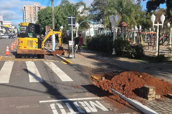 Prefeitura de Campos Novos inicia instalação de pórticos metálicos na Rua São João Batista