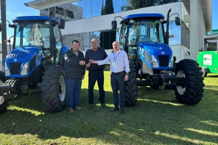 Prefeitura de Campos Novos investe em dois tratores para apoiar produtores rurais.