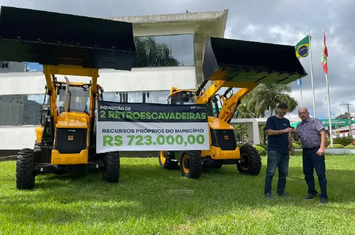 Prefeitura de Campos Novos reforça parque de máquinas com aquisição de retroescavadeiras