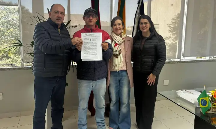 Prefeitura entrega escritura aguardada há mais de sete anos