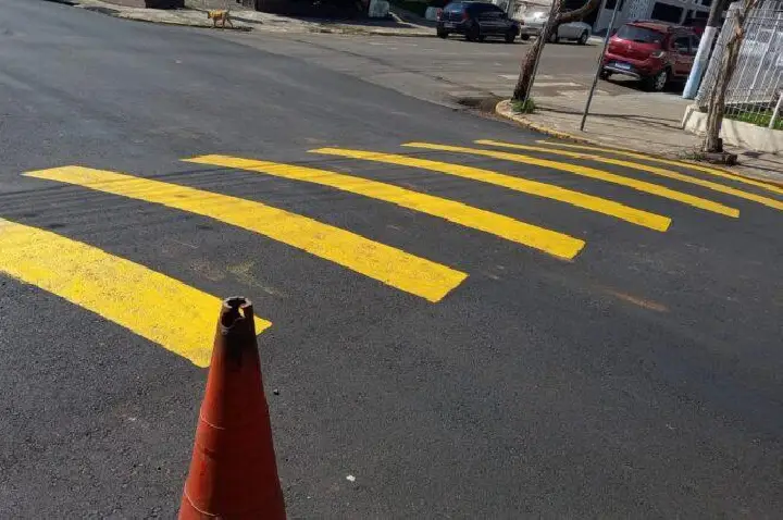 Prefeitura inicia pintura de lombadas e travessias elevadas em Campos Novos.
