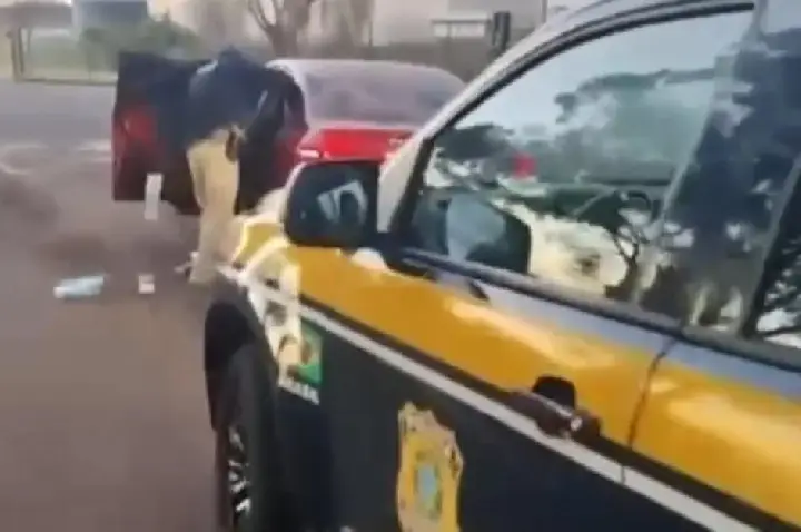PRF apreende carga de cigarros contrabandeados e prende condutor natural de Campos Novos-SC