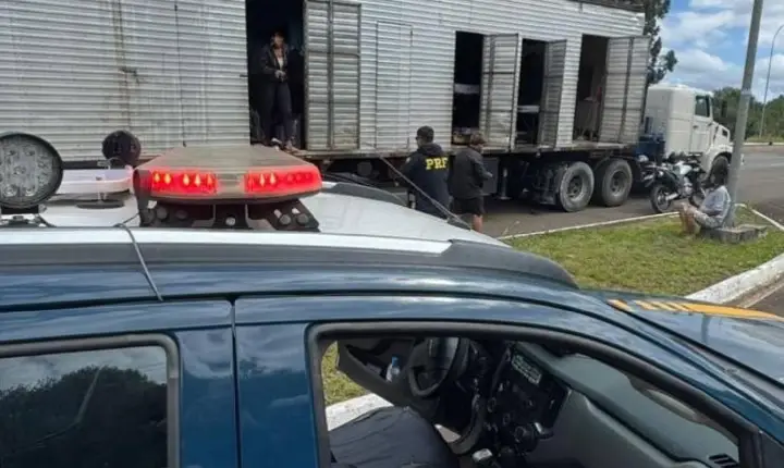 PRF flagra trabalhadores sendo transportados em baú de caminhão na BR-282 em Campos Novos