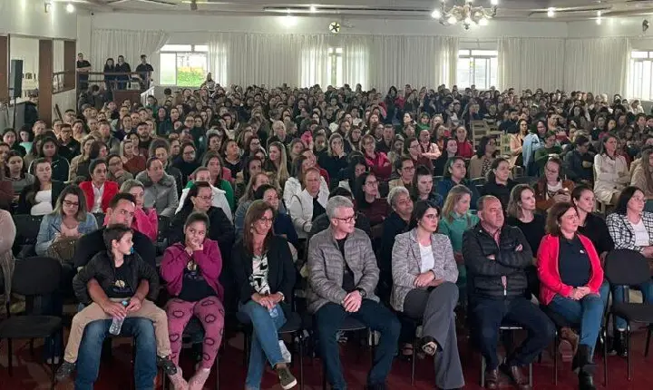 Professores da rede municipal participam de capacitação sobre altas habilidades.