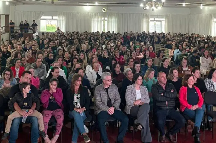 Professores da rede municipal participam de capacitação sobre altas habilidades.