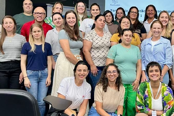 Profissionais de Campos Novos participam de capacitação do PlanificaSUS na AMPLASC.
