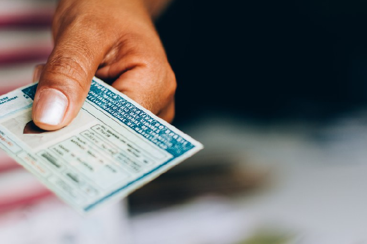 Projeto do governo visa reduzir custo da CNH e ampliar acesso à habilitação no Brasil.