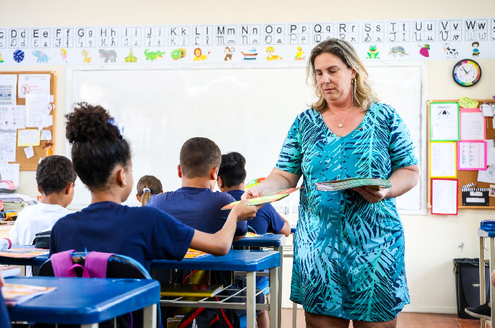 Proposta do Governo de SC para reajuste de 11% e incentivo de R$ 3 mil para professores é aprovada na Alesc.