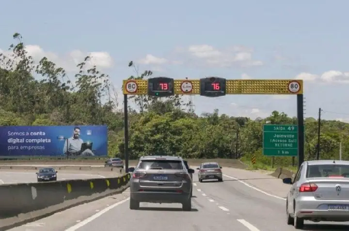 Rodovias federais de SC recebem mais de 70 novos radares a partir desta terça-feira.