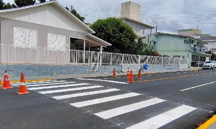Ruas que receberam nova camada asfáltica no centro de Campos Novos recebem nova sinalização.