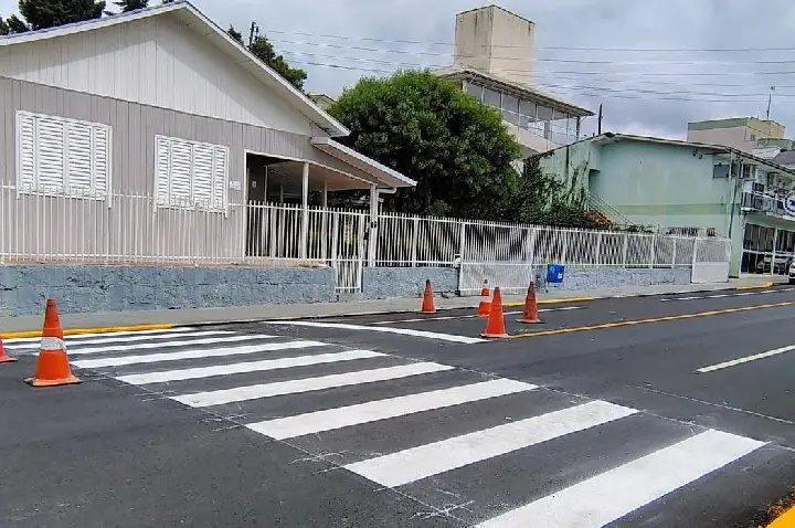 Ruas que receberam nova camada asfáltica no centro de Campos Novos recebem nova sinalização.
