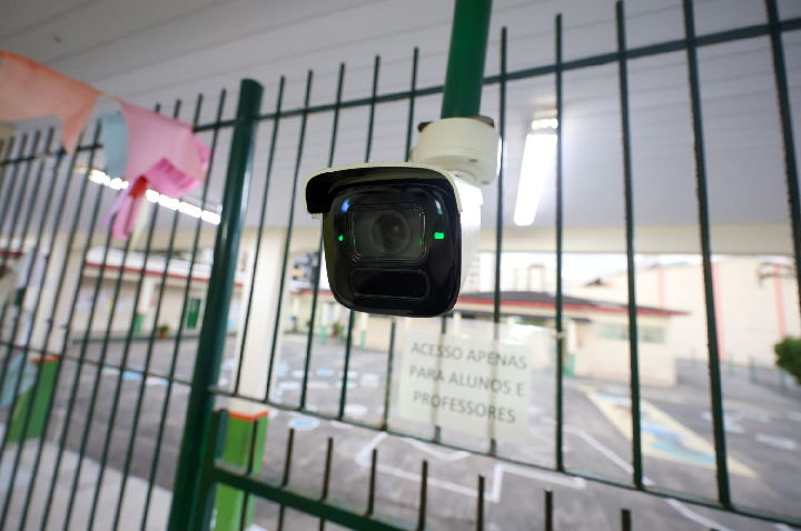 SC reforça segurança nas escolas com instalação de novas câmeras e botão do pânico em 100% das unidades.