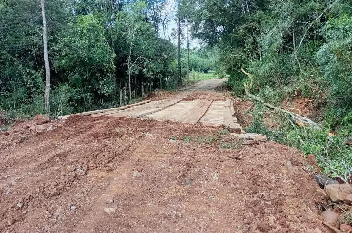 Secretaria de Obras conclui recuperação de ponte na Comunidade do Pacheco em Campos Novos