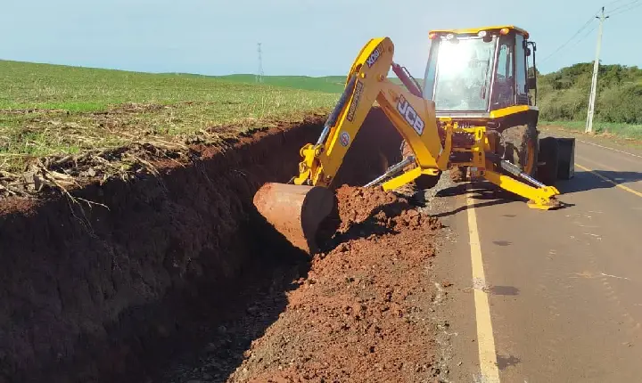 Secretaria de Obras realiza limpeza de canaletas após período de chuvas em Campos Novos