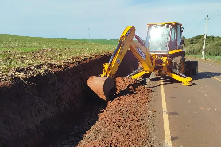 Secretaria de Obras realiza limpeza de canaletas após período de chuvas em Campos Novos