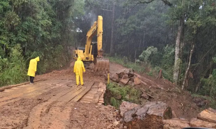 Secretaria de Obras realiza manutenção em ponte no Distrito do Dal Pai