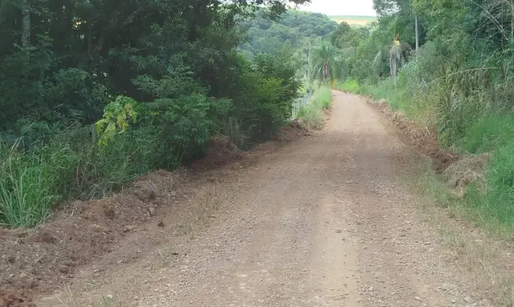 Secretaria de Obras realiza melhorias na estrada do Distrito de Encruzilhada