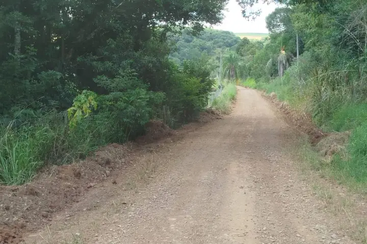Secretaria de Obras realiza melhorias na estrada do Distrito de Encruzilhada