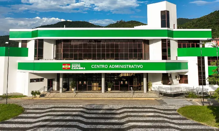 Servidores públicos de SC recebem a antecipação de metade do 13º salário nesta terça-feira.