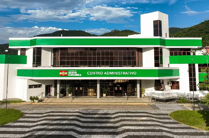 Servidores públicos de SC recebem a antecipação de metade do 13º salário nesta terça-feira.