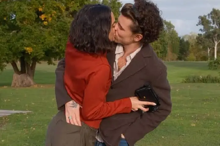 Shawn Mendes dá beijão em Bruna Marquezine em novo álbum de fotos do casal