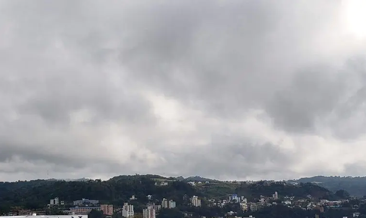 Tempo firme predomina, mas nos próximos dias podem ter chuva.