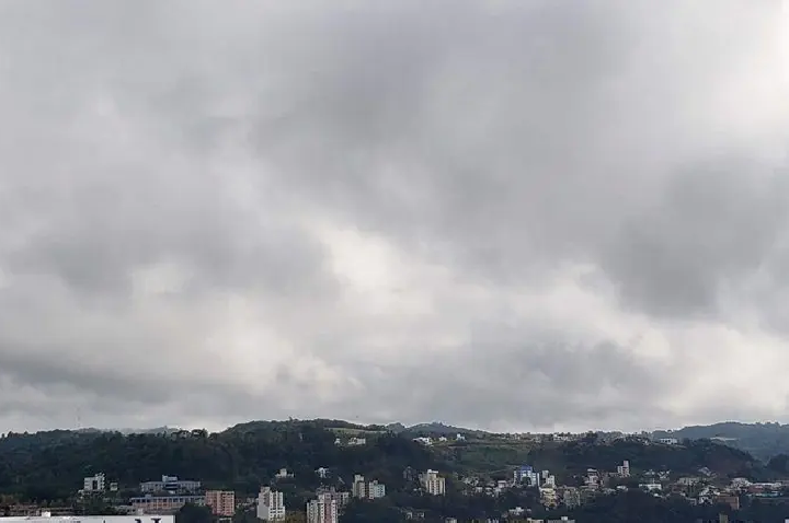 Tempo firme predomina, mas nos próximos dias podem ter chuva.