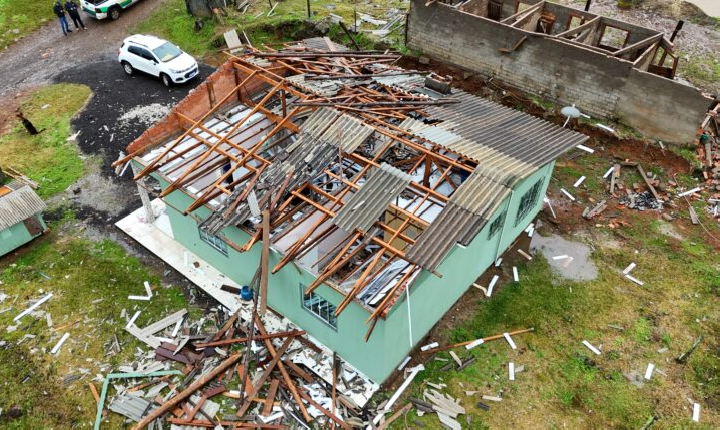 Temporal atinge Comunidade Boa Esperança, em Campos Novos, e deixa casas destelhadas.