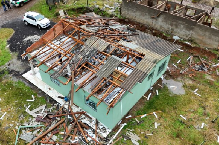 Temporal atinge Comunidade Boa Esperança, em Campos Novos, e deixa casas destelhadas.