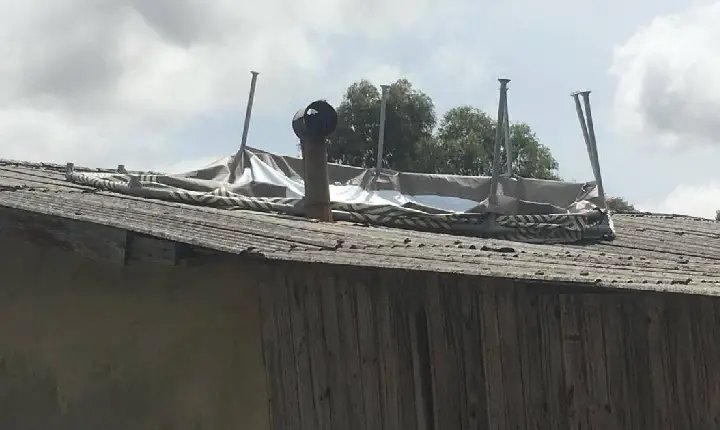 Temporal com fortes ventos leva piscina para cima de residência em Campos Novos