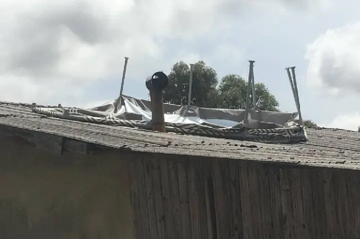 Temporal com fortes ventos leva piscina para cima de residência em Campos Novos