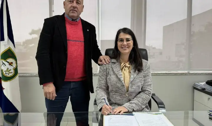 Transmissão de cargo marca posse interina de Cláudia Lessi na Prefeitura de Campos Novos