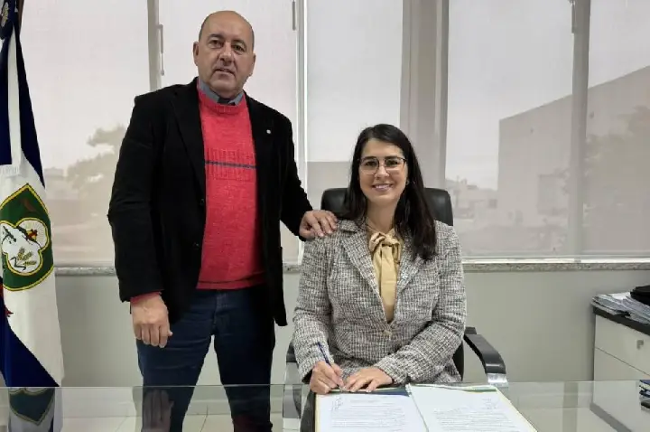 Transmissão de cargo marca posse interina de Cláudia Lessi na Prefeitura de Campos Novos