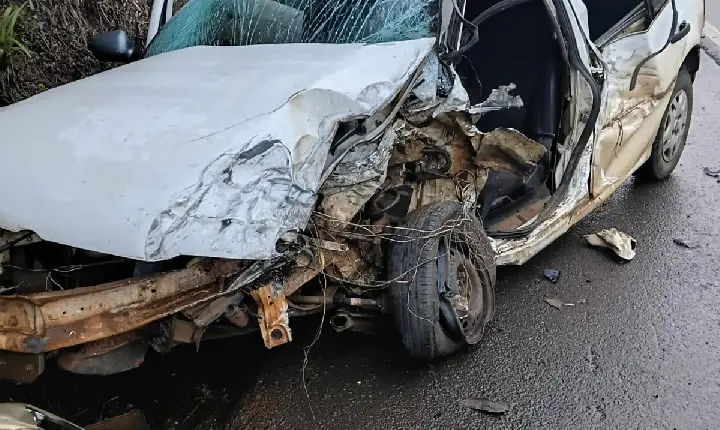 Uma pessoa morre após acidente entre carro e carreta na BR-470 em Brunópolis
