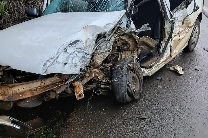 Uma pessoa morre após acidente entre carro e carreta na BR-470 em Brunópolis