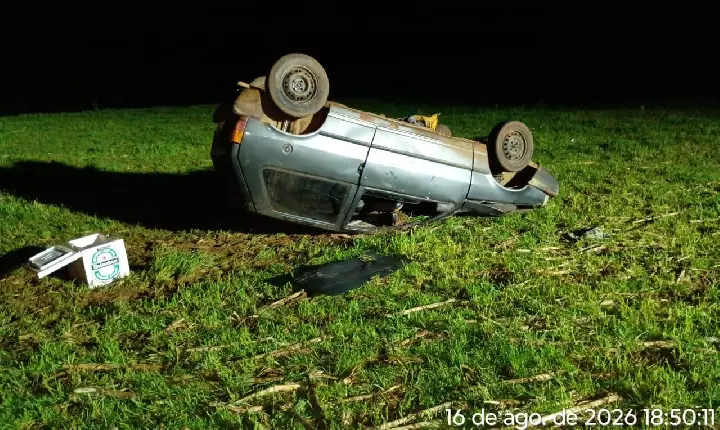 Veículo capota durante fuga e deixa três feridos em Campos Novos