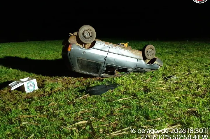 Veículo capota durante fuga e deixa três feridos em Campos Novos