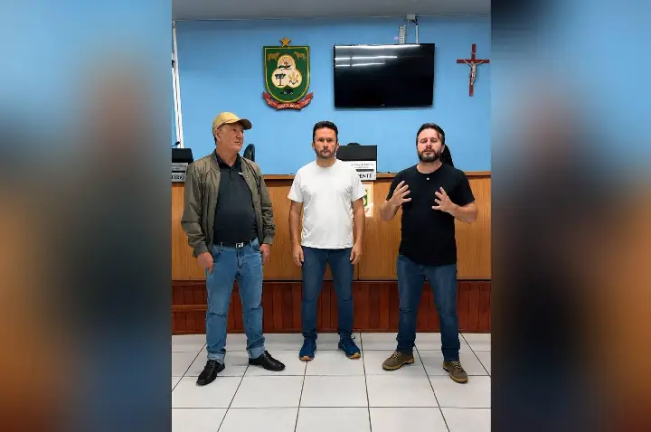 Vereadores lançam enquete nas redes sociais sobre projeto que cria 26 cargos comissionados