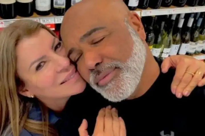 Viúva de Rick passa mal ao desembarcar no Brasil