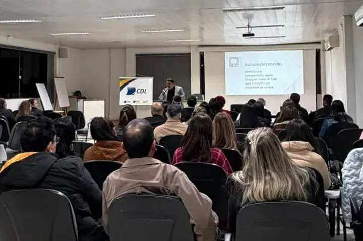 Workshop promovido pela CDL reúne empresários e fortalece estratégias de vendas em Campos Novos