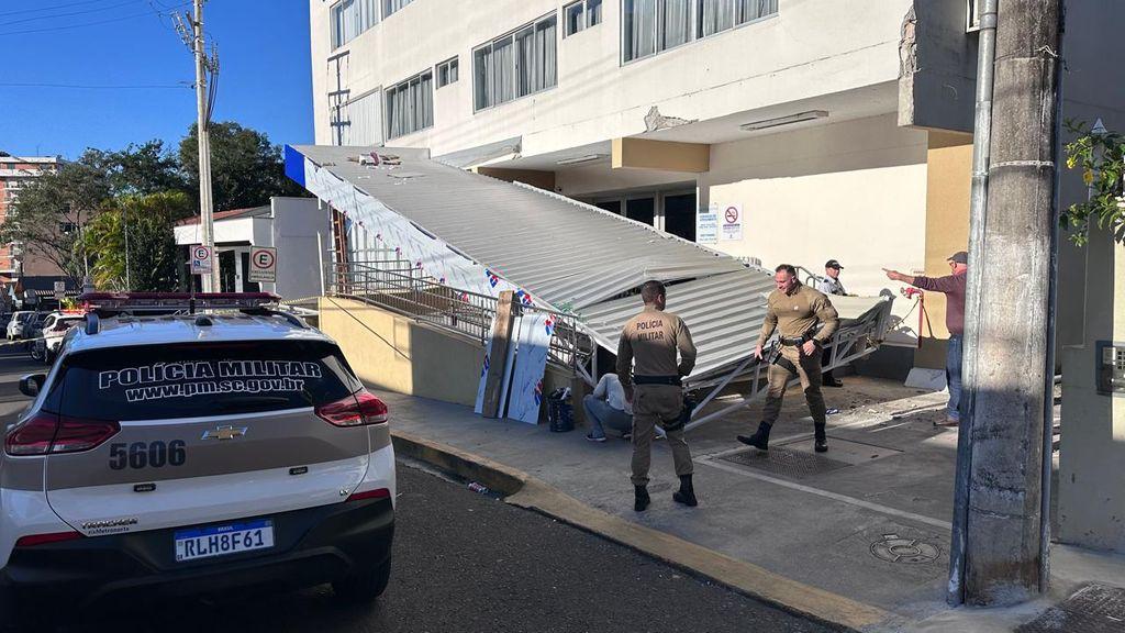 Estrutura metálica desaba e deixa três feridos em Joaçaba