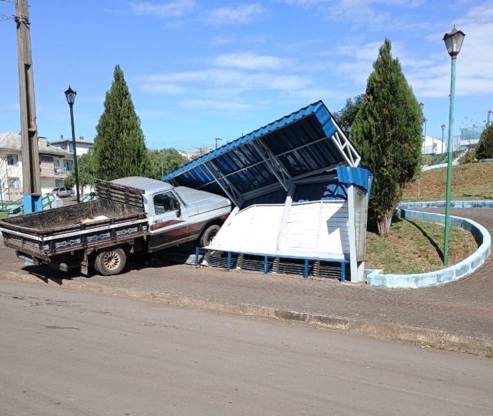 Caminhonete atinge ponto de ônibus após ficar sem freios