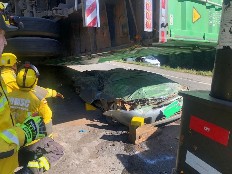 Casal perde a vida após carreta tombar sobre carro na BR-470