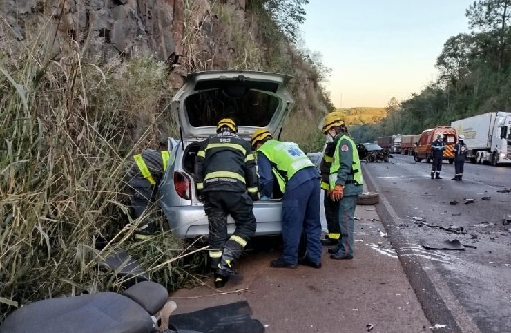 Colisão frontal entre dois carros mata condutor na BR-282