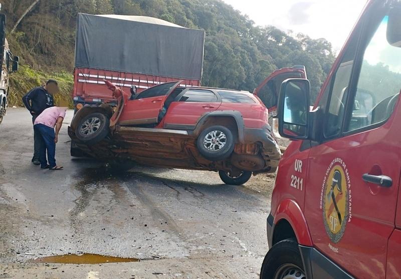 Duas pessoas ficam feridas após carro colidir na traseira de carreta