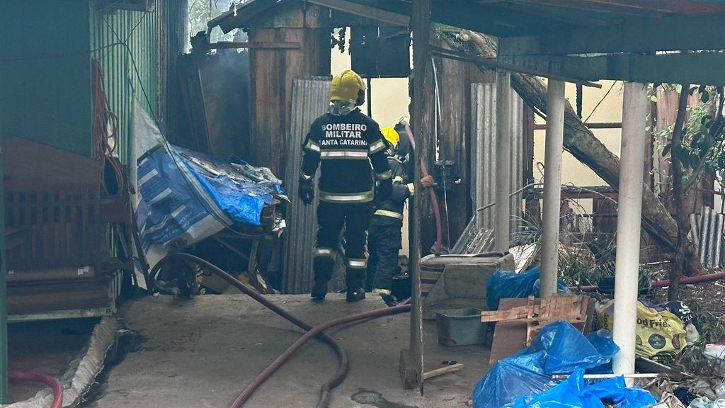 Incêndio em Joaçaba destrói casa no início desta manhã
