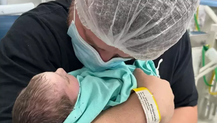 “Peito dilacerado”: Cantor sertanejo e esposa anunciam morte de filho