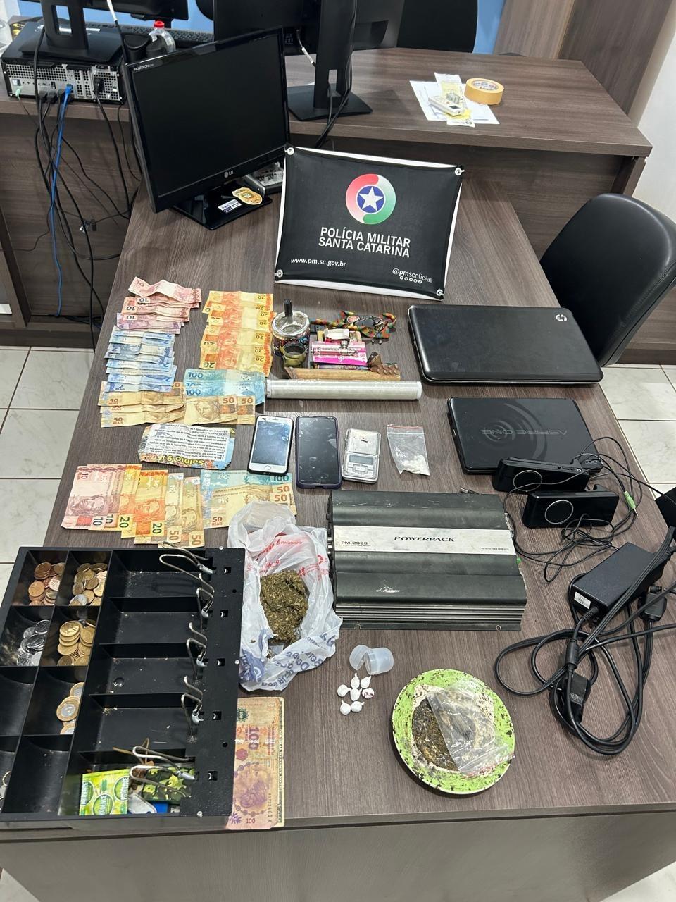 Três adultos e um adolescente são presos por tráfico de drogas e associação ao tráfico em Campos Novos.